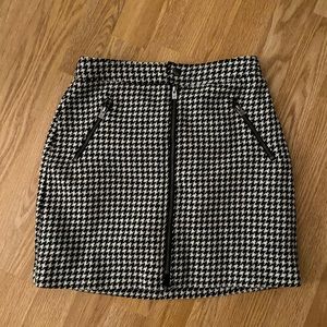 Hollister:Black and White Chevron Mini Skirt w/ front zipper. Size Small.